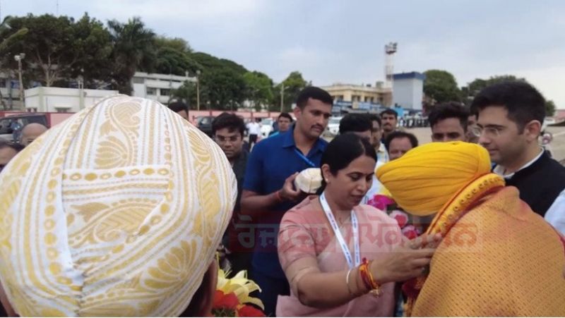 AAP Supremo Arvind Kejriwal, CM Mann & MP Raghav Chadha Receives Warm Welcome in Bangalore

