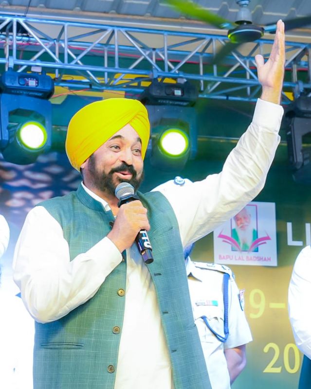CM Bhgawant Mann & Wife Dr. Gurpreet Kaur Seek Blessings at Almast Baba Lal Badshah's Dargah, Nakodar. Received Warm Welcome by Hansraj Hans and Daler Mehndi 