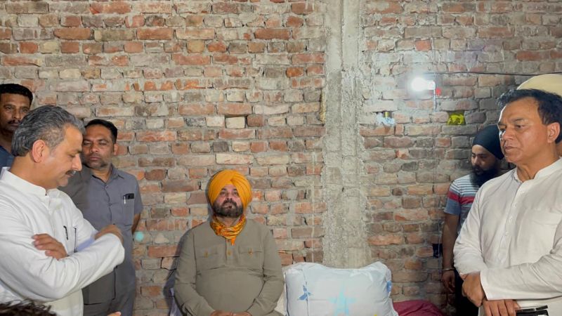 Navjot Sidhu reached Lakhimpur Khiri and started hunger strike at journalist Raman's house 