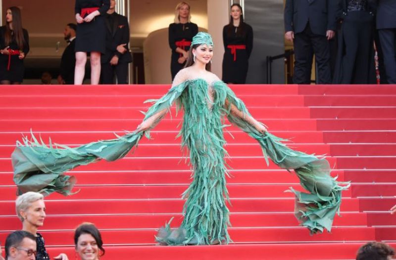 Cannes 2023: Urvashi Rautela Wears Green Feathered Gown, Fans Compares her to Parrot 
