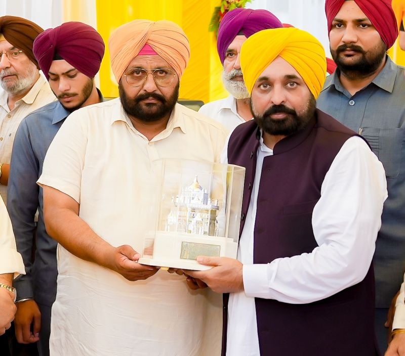 A Special Event was organised in the memory of Martyred Sikh Soldiers of the Saragarhi War at Ferozepur on the occasion of Saragarhi Divas 2023. Symbol of Honor presented to the families of martyrs.
