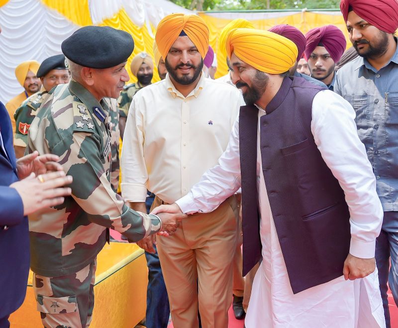 A Special Event was organised in the memory of Martyred Sikh Soldiers of the Saragarhi War at Ferozepur on the occasion of Saragarhi Divas 2023. Symbol of Honor presented to the families of martyrs.
