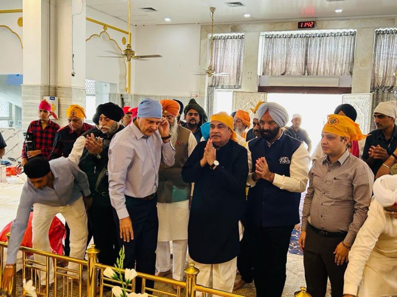 Union Minister Nitin Gadkari Pays Obeisance at Gurudwara Shri Rakab Ganj Sahib. Inaugurated the free cancer care and eye checkup camp. Chairman of National Minority Commission Iqbal Singh Lalpura was also present on the occasion. 
