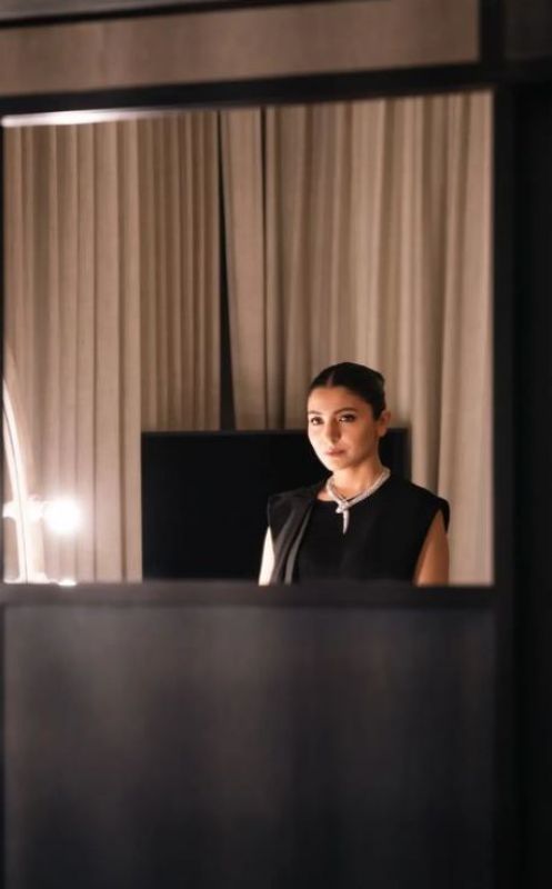 Anushka Sharma doing wonders in black outfit