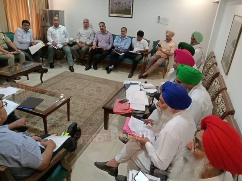 Meeting held between Kisan Mazdoor Sangharsh Committee & Govt. Land Acquire will not take place without paying compensation. Discussions held on the issues of Sugarcane price, Water pollution from Zira factory.
