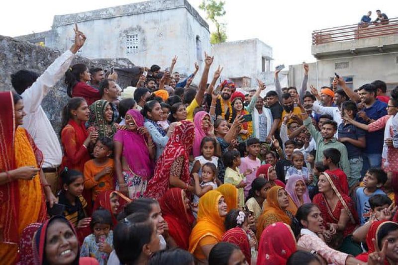Sara Ali Khan & Vicky Kaushal Meet 'Zara Hatke' Joint Family in Rajasthan which consists of 180 Members ahead of release of their movie 'Zara Hatke Zara Bachke'
