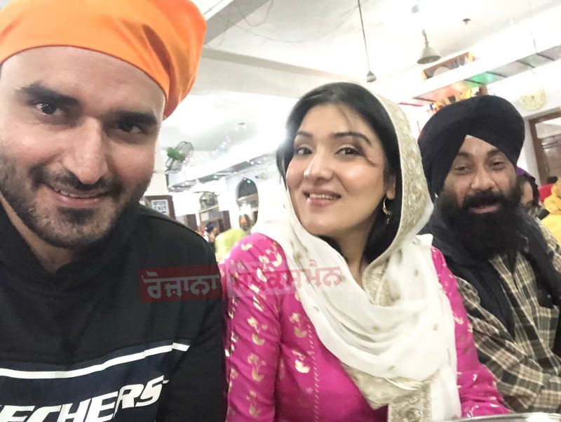 Actress Tina Ahuja Pays Obeisance at Golden Temple in Amritsar on Gurpurab 