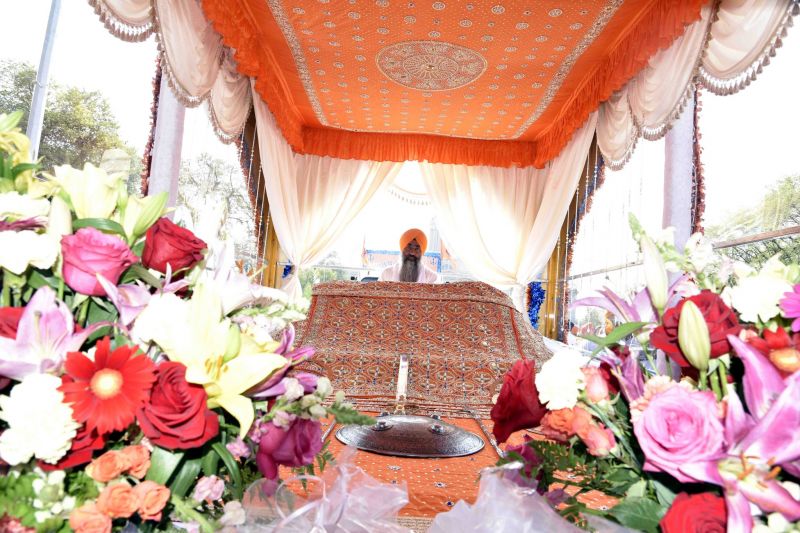 Massive Nagar kirtan was taken out in Winnipeg city of Canada to Mark 419th Prakash Purab of Dhan Sri Guru Granth Sahib Ji. 'Langar' was organised for the people. Foreigners attended the event wearing turban. See Pics.

