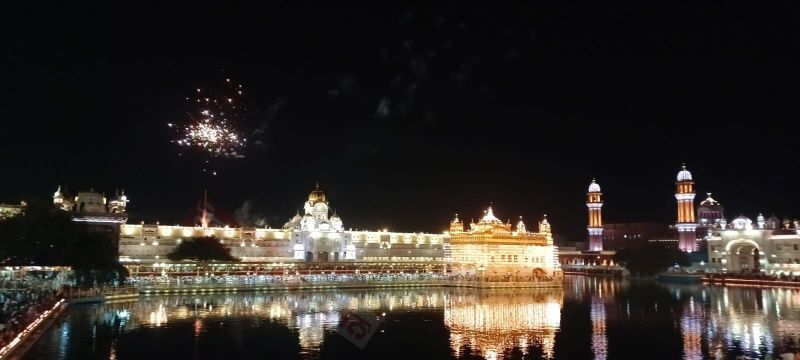 Deepmala & Fireworks Illuminate Sri Harmandir Sahib on Prakash Purab of Sri Guru Har Krishan Sahib Ji
