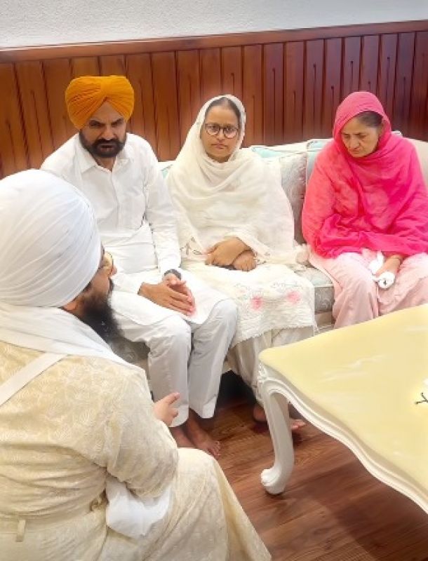 Late Punjabi Singer/Rapper Sidhu Moose Wala's Parents Balkaur singh, Charan Kaur Meet Ranjit Singh Dhadrianwale
