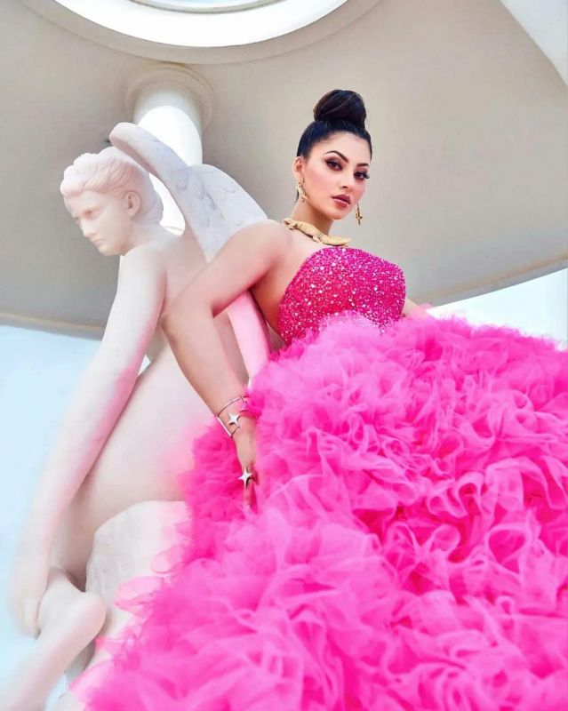 B-Town Star Urvashi Rautela Wears Pop Pink Gown with Crocodile Necklace at Cannes 2023
