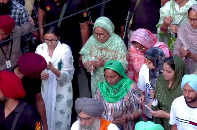 Sidhu Moose Wala 1st Death Anniversary: Large No of People took part in the Candle March in memory of Late Punjabi Singer Sidhu Moose Wala, Sidhu's mother Charan Kaur Demanded Justice 
