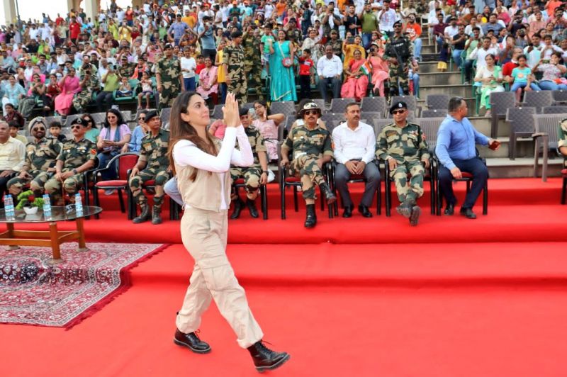 Bollywood Star Kiara Advani Reached Amritsar, Enjoys Spectacular Retreat Ceremony at Attari Border 
