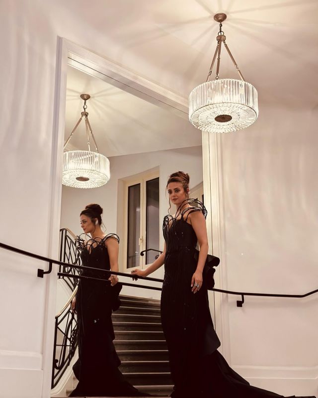 Surveen Chawla Exhibits Elegant Look in Black
