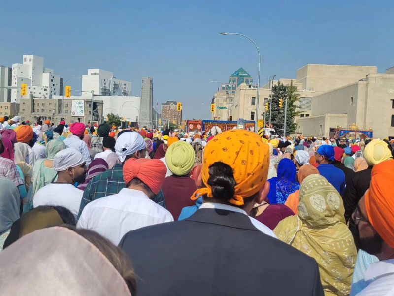 Massive Nagar kirtan was taken out in Winnipeg city of Canada to Mark 419th Prakash Purab of Dhan Sri Guru Granth Sahib Ji. 'Langar' was organised for the people. Foreigners attended the event wearing turban. See Pics.
