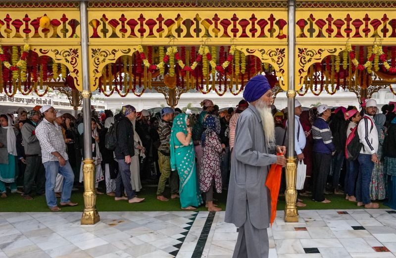 Sri Guru Nanak Dev Ji's Birth Anniversary Celebration: Large Gatherings at Gurdwara Bangla Sahib