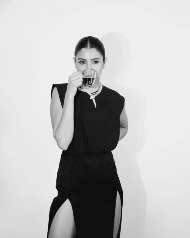 Anushka Sharma doing wonders in black outfit