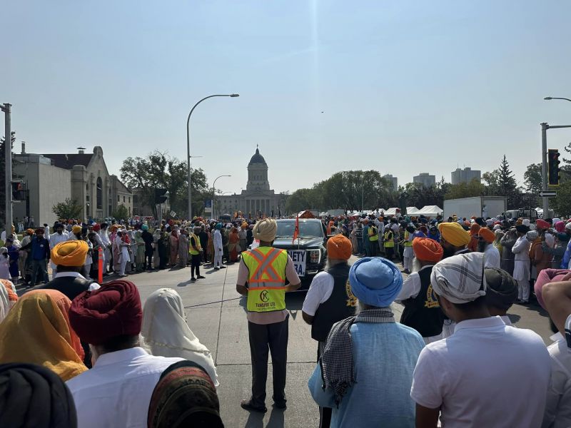 Massive Nagar kirtan was taken out in Winnipeg city of Canada to Mark 419th Prakash Purab of Dhan Sri Guru Granth Sahib Ji. 'Langar' was organised for the people. Foreigners attended the event wearing turban. See Pics.
