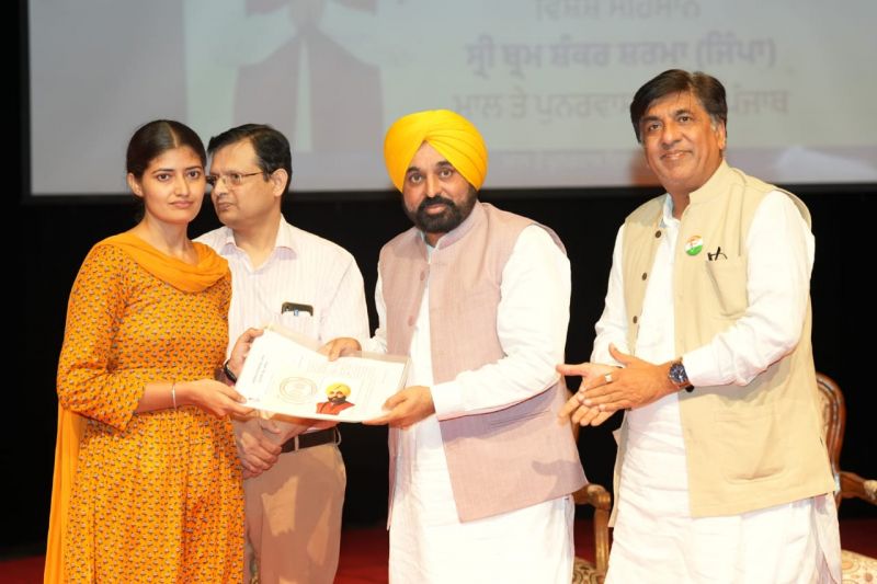 Punjab CM Bhagwant Mann handed over Job letters to 710 Newly-Appointed Patwaris. CM Mann said, "These Young Hands will work to build a Corruption-Free Society."
