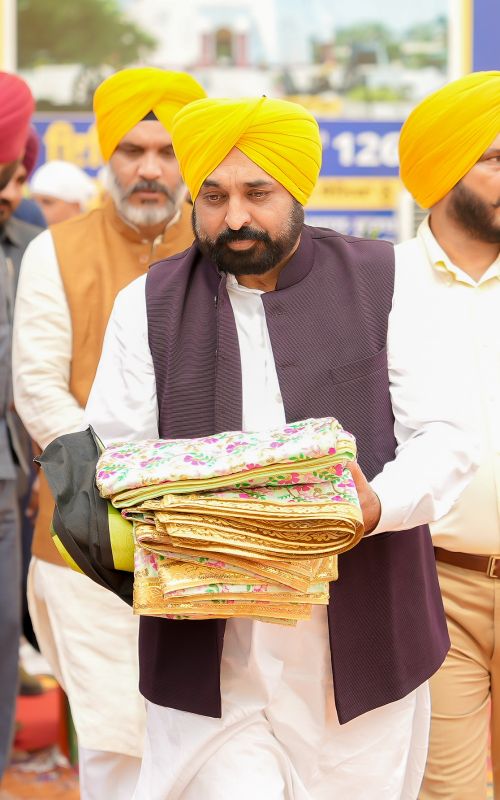 A Special Event was organised in the memory of Martyred Sikh Soldiers of the Saragarhi War at Ferozepur on the occasion of Saragarhi Divas 2023. Symbol of Honor presented to the families of martyrs.
