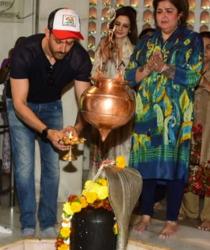 Hritik Roshan In Temple With Family 