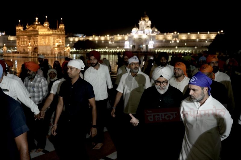 Congress Leader Rahul Gandhi Performs Sewa at Sri Harmandir Sahib