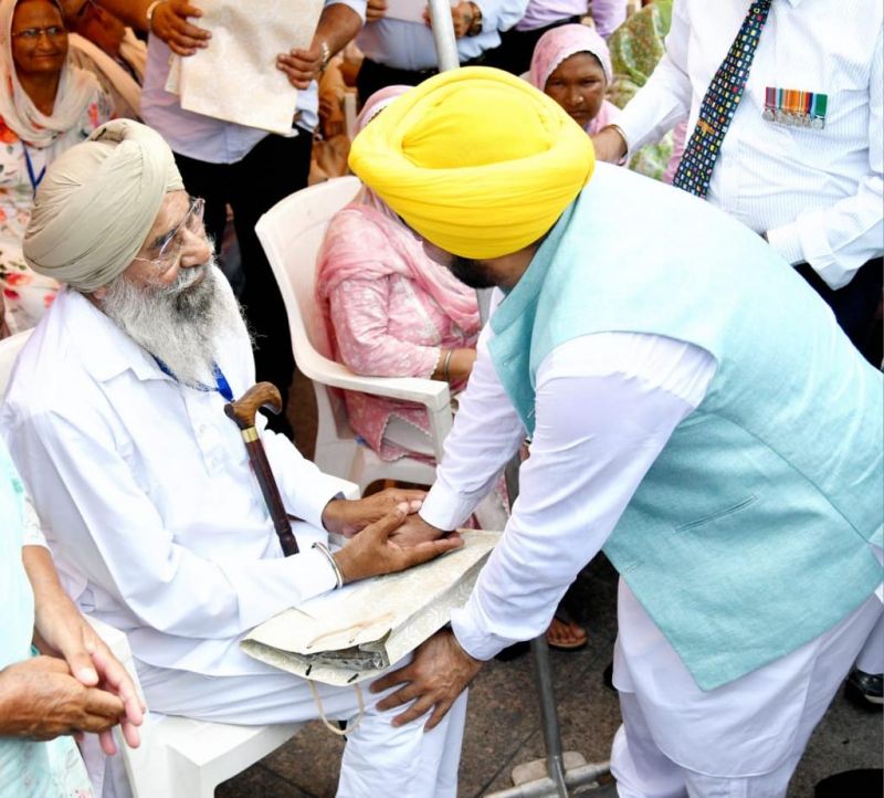 Punjab CM Bhagwant Mann Meets Kargil War Martyrs' Families on Kargil Vijay Divas