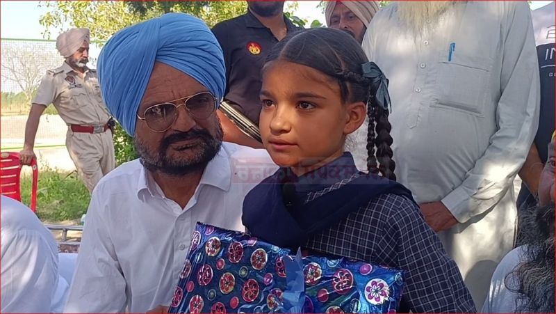 Sidhu Moose Wala's father Balkaur Singh honored Mansa Girl for scoring 499/500 Marks in Class 5th 