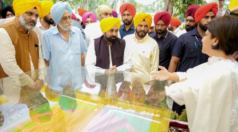 A Special Event was organised in the memory of Martyred Sikh Soldiers of the Saragarhi War at Ferozepur on the occasion of Saragarhi Divas 2023. Symbol of Honor presented to the families of martyrs.
