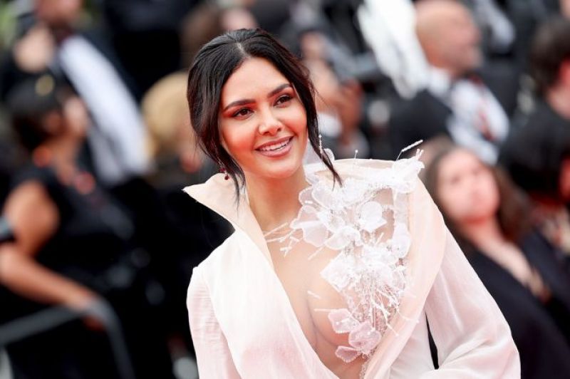 Bollywood Actress Esha Gupta Make her Debut at the Red Carpet in a Gown at Cannes 2023