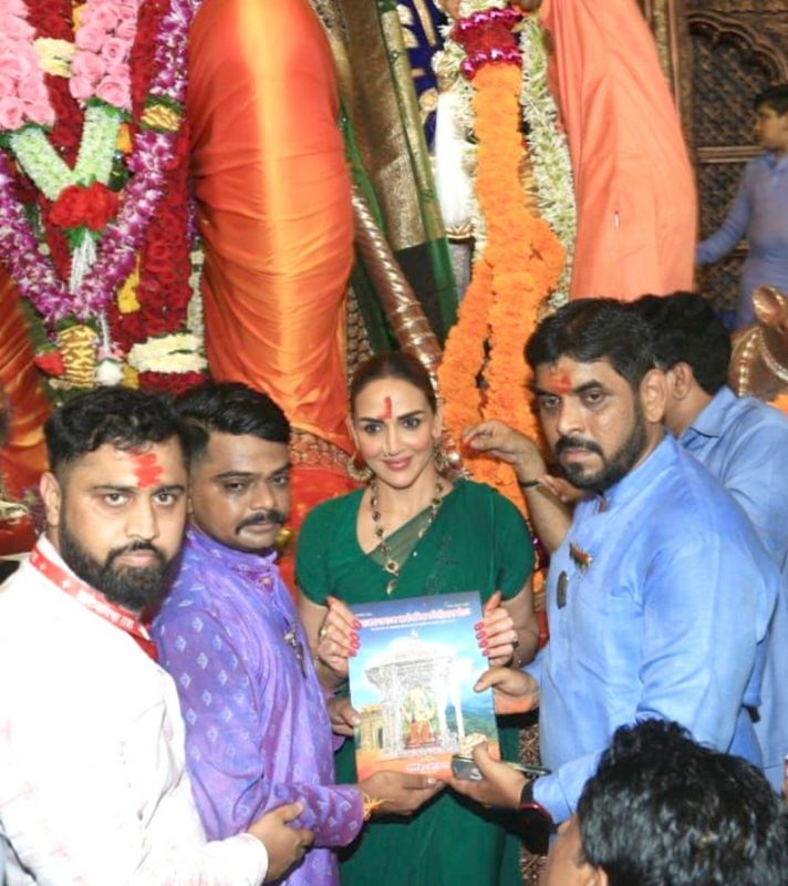In Pics: Celebrities Visits Lalbaugcha Raja to Seek Blessings