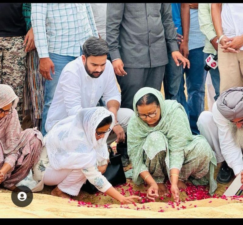 Sidhu Moose Wala 1st Death Anniversary: Mother Charan Kaur gets emotional after seeing the picture of 'Tibeyan Da Putt' made in field
