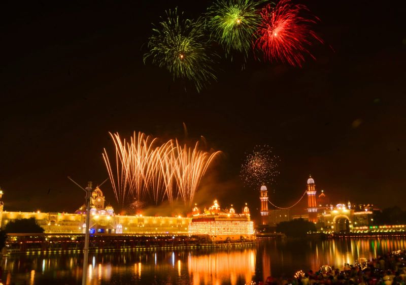 Deepamala & Fireworks Illuminate the Golden Temple on Sri Guru Ramdas Ji's Birth Anniversary