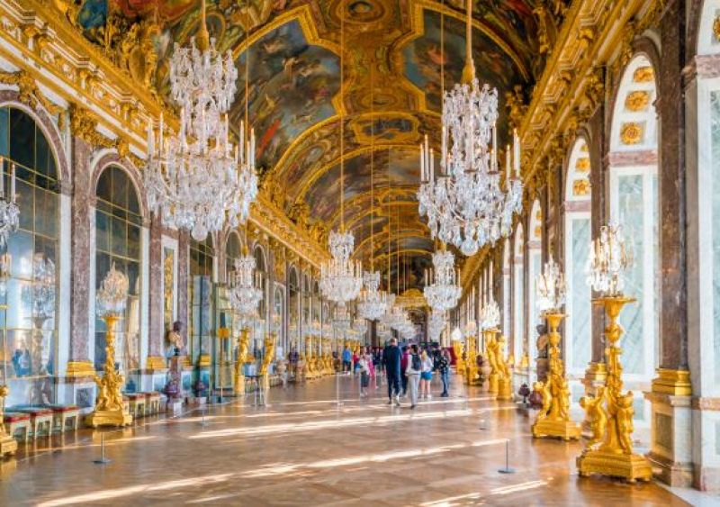 Palace Of Versailles: It has awesome structure boasts of landscaped gardens, exotic décor, amazing terrace and artwork of the Renaissance era
