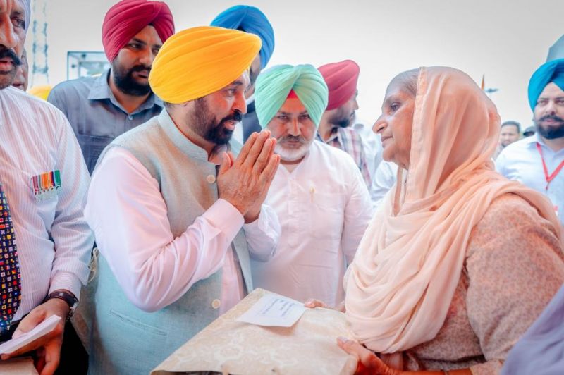 Punjab CM Bhagwant Mann Meets Kargil War Martyrs' Families on Kargil Vijay Divas
