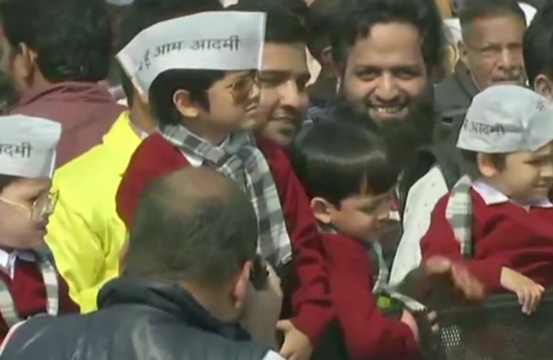 'Baby Mufflerman' centre of attraction at Arvind Kejriwal's swearing-in ceremony