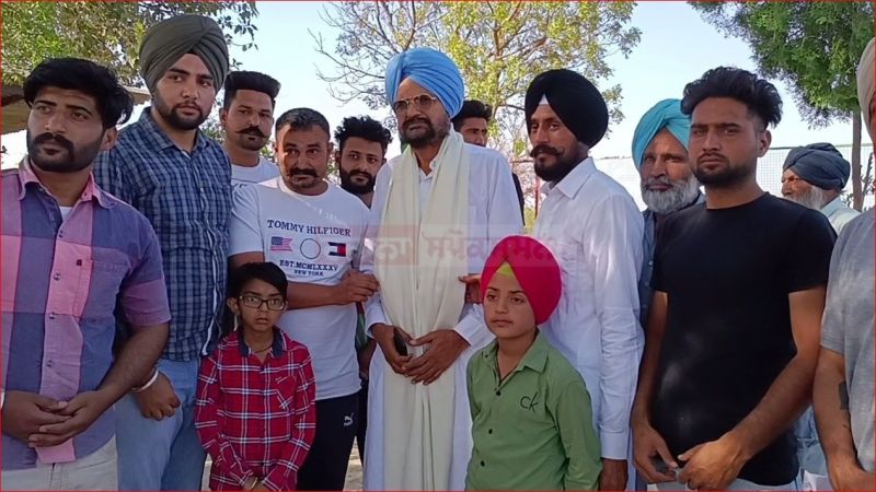 Sidhu Moose Wala's father Balkaur Singh honored Mansa Girl for scoring 499/500 Marks in Class 5th 