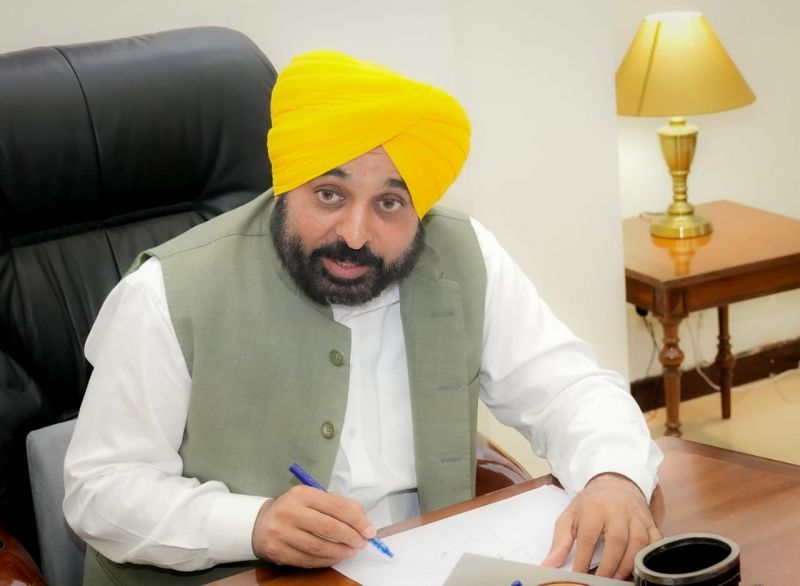 Punjab Chief Minister Bhagwant Mann issued Green Colored Stamp Papers to two Industrialists. CM Mann says- "They got all approvals in just 17 days. Our aim is to bring maximum investment in Punjab and provide business friendly environment to traders."