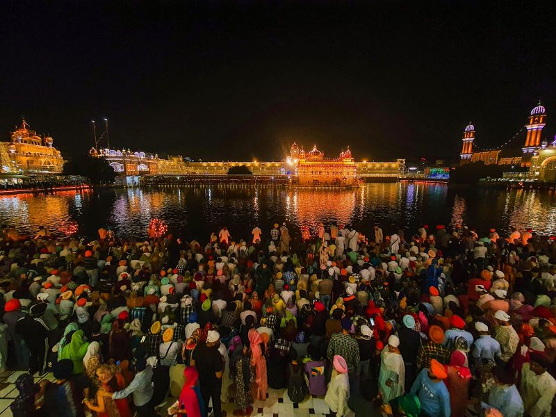 Deepamala & Fireworks Illuminate the Golden Temple on Sri Guru Ramdas Ji's Birth Anniversary
