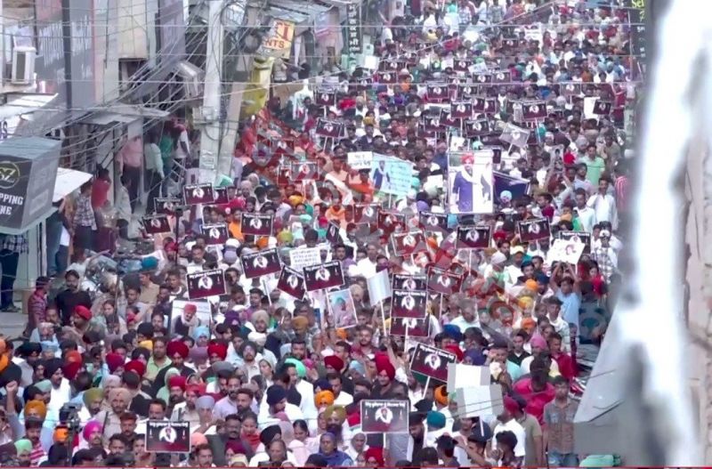 Sidhu Moose Wala 1st Death Anniversary: Large No of People took part in the Candle March in memory of Late Punjabi Singer Sidhu Moose Wala, Sidhu's mother Charan Kaur Demanded Justice 
