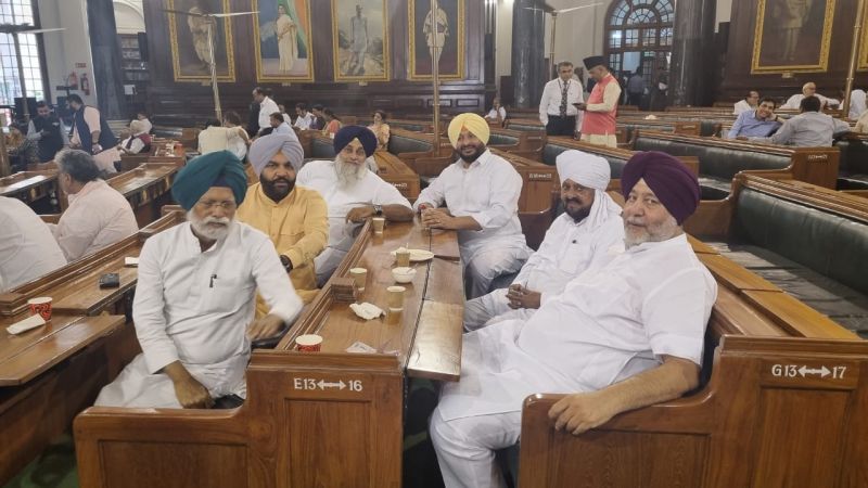 Gurjeet Aujla Capture Moments with Sonia Gandhi & Lok Sabha Members on Old Parliament's Final Day