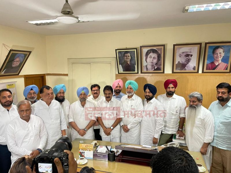 In a notable turn of events, former BJP leaders Raj Kumar Verka, Balbir Sidhu, and Gurpreet Kangar have made a return to the Congress party. Simultaneously, Shiromani Akali Dal's Suspended leaders Hans Raj Josan, Mohinder Rinwa, and Jeet Mohinder Sidhu also joined hands with Congress.
