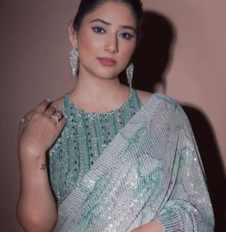 Divya Parmar looking gorgeous in blue sequin saree 