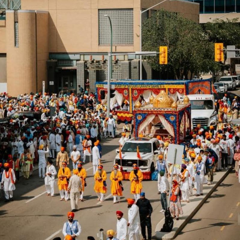 Massive Nagar kirtan was taken out in Winnipeg city of Canada to Mark 419th Prakash Purab of Dhan Sri Guru Granth Sahib Ji. 'Langar' was organised for the people. Foreigners attended the event wearing turban. See Pics.
