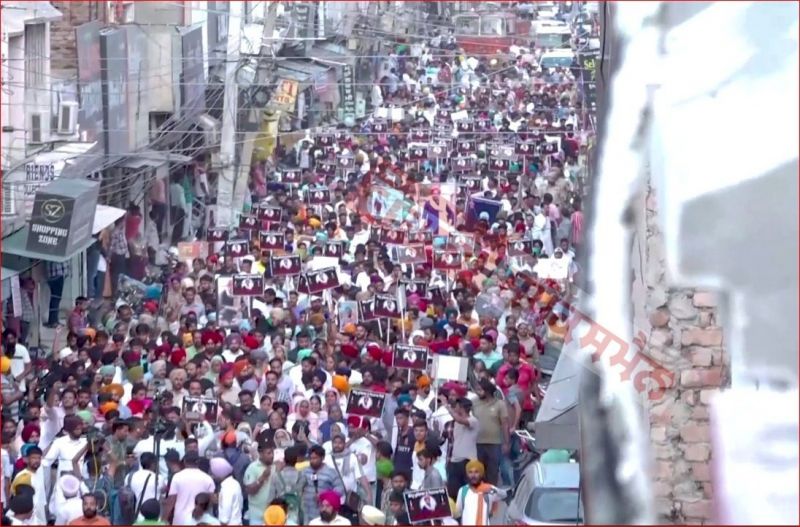 Sidhu Moose Wala 1st Death Anniversary: Large No of People took part in the Candle March in memory of Late Punjabi Singer Sidhu Moose Wala, Sidhu's mother Charan Kaur Demanded Justice 
