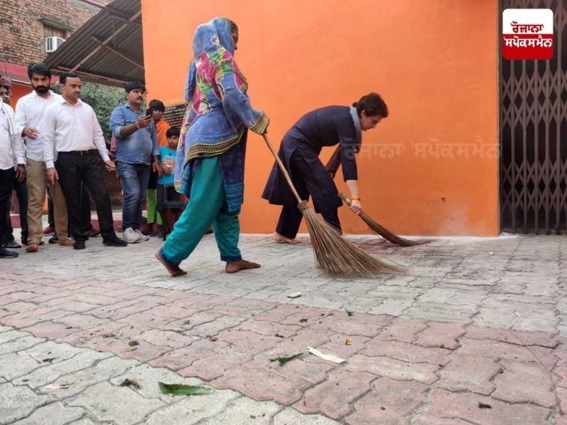 Congress general secretary Priyanka Gandhi sweeps a Dalit slum in Indira Nagar, Lucknow