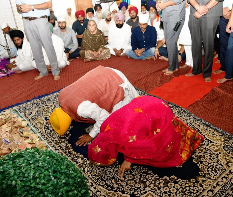 CM Bhagwant Mann Pays Obeisance at Gurdwara in Village Satoj on the occasion of his Birthday