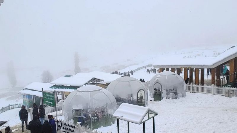 See Pics: Kashmir Blanketed in Heavy Snowfall, Tourists Enjoying Beauty 