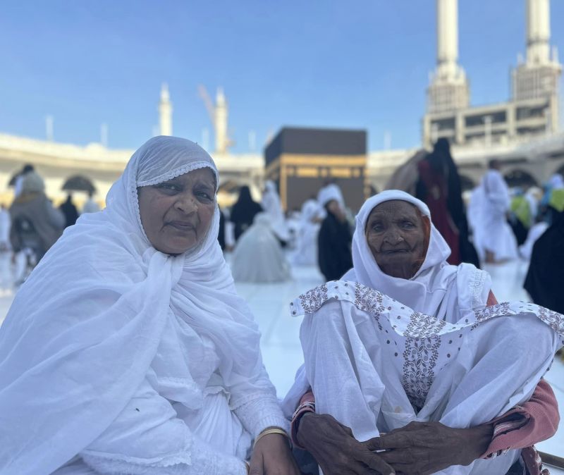 Emotional Reunion: Families Separated by India-Pakistan Division Reconnect in Mecca After Decades; 105-Year-Old Hajra Bibi from Pakistan Meets Niece Hanifa from Kapurthala
