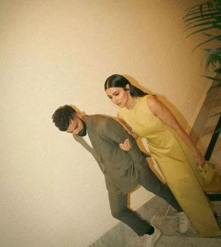 Anushka Sharma and Virat Kohli poses together 
